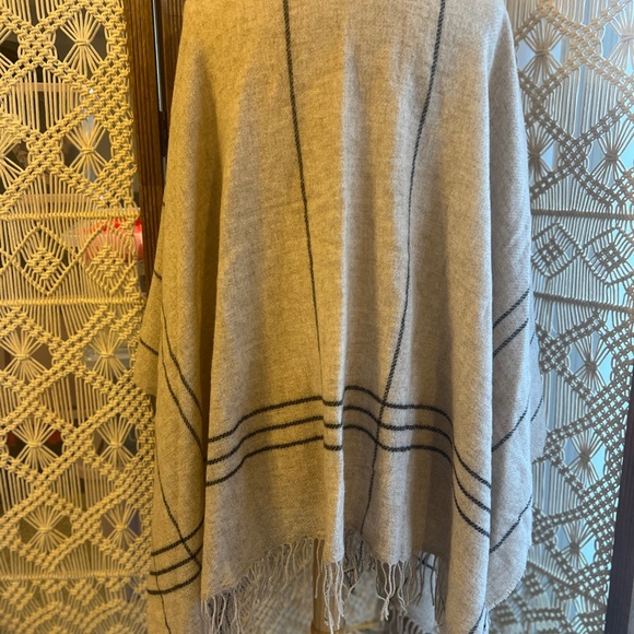 Elegant Eileen Fisher Wool Beige Women's Shawl with Fringe - Picture 5 of 8